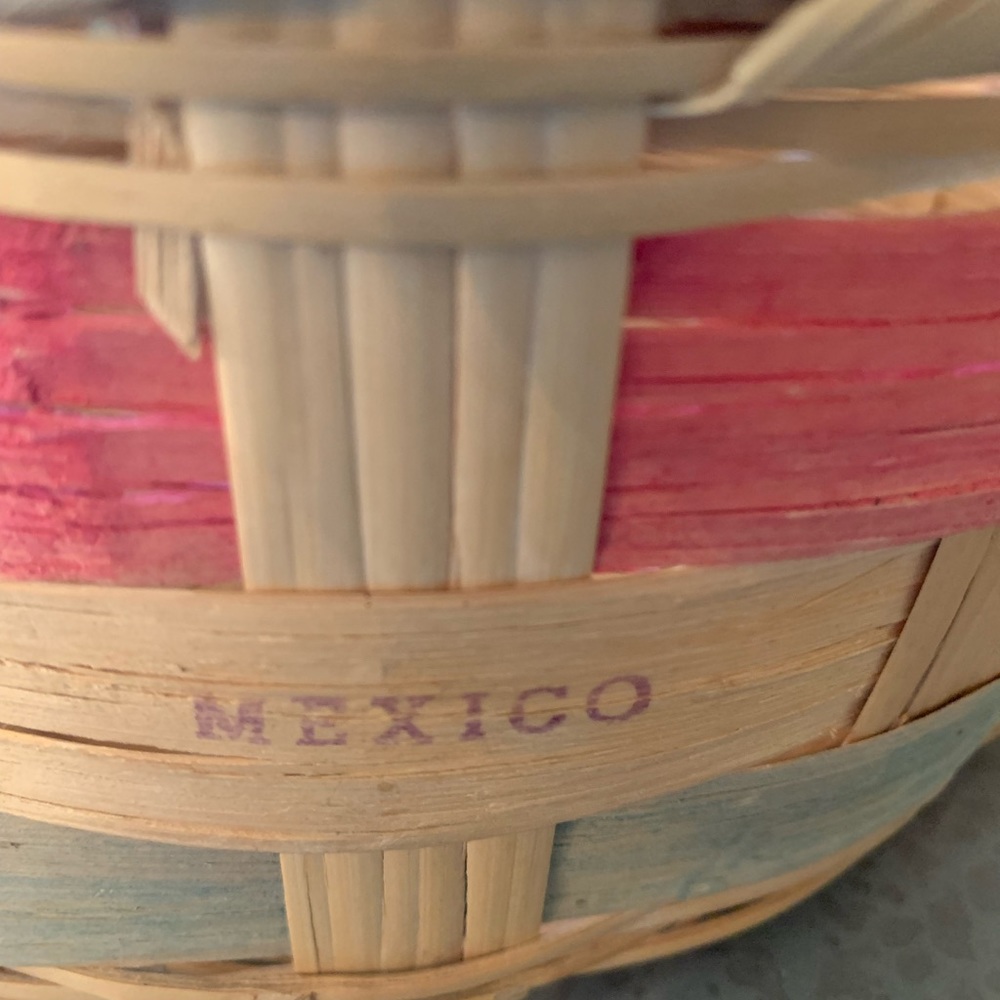 Easter Basket VINTAGE condition 1950’s Large, HAND WOVEN MEXICAN WICKER, clean. - Picture 2 of 10